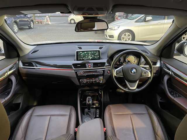 ＢＭＷ Ｘ１ xDrive 20i Xライン 東京都 2018(平30)年 5.3万km ミネラルホワイト ハイラインパッケージ/純正HDDナビ/　DVD/CD/Bluetooth/バックカメラ/インテリジェントセーフティ/レーンキープアシスト/パーキングアシスト/ダウンヒルアシストコントロール/アンビエントライト/コンフォートアクセス/レザーシート/パワーシート/シートメモリー/パワーバックドア/ETC2.0/LEDヘッドライト/フォグランプ/オートライト/コーナーセンサー/純正19インチアルミホイール/プッシュスタート/スマートキー/ステアリングスイッチ/電動格納ミラー/ウインカーミラー/横すべり防止/フロアマット/スペアキー