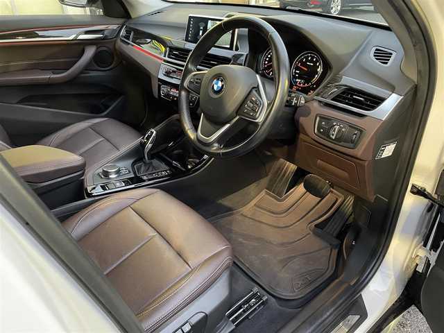 ＢＭＷ Ｘ１ xDrive 20i Xライン 東京都 2018(平30)年 5.3万km ミネラルホワイト ハイラインパッケージ/純正HDDナビ/　DVD/CD/Bluetooth/バックカメラ/インテリジェントセーフティ/レーンキープアシスト/パーキングアシスト/ダウンヒルアシストコントロール/アンビエントライト/コンフォートアクセス/レザーシート/パワーシート/シートメモリー/パワーバックドア/ETC2.0/LEDヘッドライト/フォグランプ/オートライト/コーナーセンサー/純正19インチアルミホイール/プッシュスタート/スマートキー/ステアリングスイッチ/電動格納ミラー/ウインカーミラー/横すべり防止/フロアマット/スペアキー