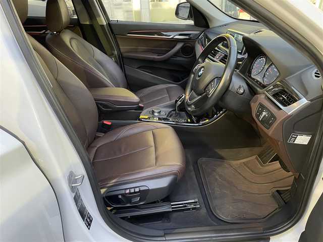 ＢＭＷ Ｘ１ xDrive 20i Xライン 東京都 2018(平30)年 5.3万km ミネラルホワイト ハイラインパッケージ/純正HDDナビ/　DVD/CD/Bluetooth/バックカメラ/インテリジェントセーフティ/レーンキープアシスト/パーキングアシスト/ダウンヒルアシストコントロール/アンビエントライト/コンフォートアクセス/レザーシート/パワーシート/シートメモリー/パワーバックドア/ETC2.0/LEDヘッドライト/フォグランプ/オートライト/コーナーセンサー/純正19インチアルミホイール/プッシュスタート/スマートキー/ステアリングスイッチ/電動格納ミラー/ウインカーミラー/横すべり防止/フロアマット/スペアキー