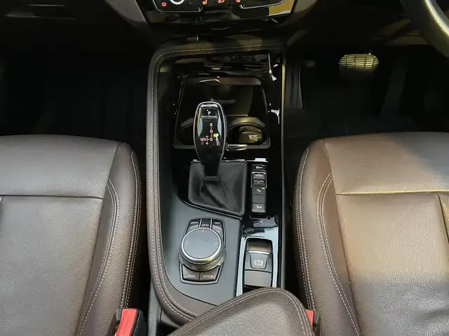 ＢＭＷ Ｘ１ xDrive 20i Xライン 東京都 2018(平30)年 5.3万km ミネラルホワイト ハイラインパッケージ/純正HDDナビ/　DVD/CD/Bluetooth/バックカメラ/インテリジェントセーフティ/レーンキープアシスト/パーキングアシスト/ダウンヒルアシストコントロール/アンビエントライト/コンフォートアクセス/レザーシート/パワーシート/シートメモリー/パワーバックドア/ETC2.0/LEDヘッドライト/フォグランプ/オートライト/コーナーセンサー/純正19インチアルミホイール/プッシュスタート/スマートキー/ステアリングスイッチ/電動格納ミラー/ウインカーミラー/横すべり防止/フロアマット/スペアキー