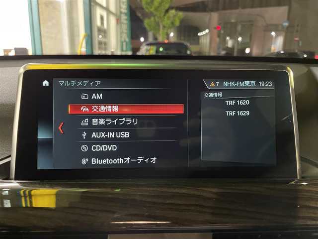 ＢＭＷ Ｘ１ xDrive 20i Xライン 東京都 2018(平30)年 5.3万km ミネラルホワイト ハイラインパッケージ/純正HDDナビ/　DVD/CD/Bluetooth/バックカメラ/インテリジェントセーフティ/レーンキープアシスト/パーキングアシスト/ダウンヒルアシストコントロール/アンビエントライト/コンフォートアクセス/レザーシート/パワーシート/シートメモリー/パワーバックドア/ETC2.0/LEDヘッドライト/フォグランプ/オートライト/コーナーセンサー/純正19インチアルミホイール/プッシュスタート/スマートキー/ステアリングスイッチ/電動格納ミラー/ウインカーミラー/横すべり防止/フロアマット/スペアキー