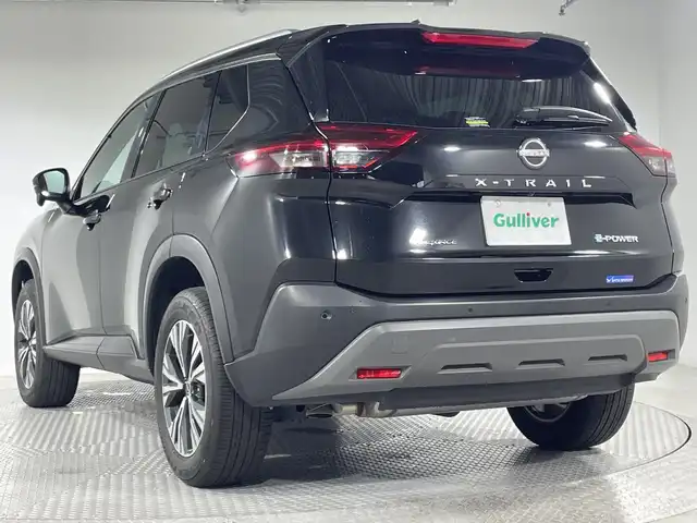日産 エクストレイル X e－4ORCE 神奈川県 2022(令4)年 0.3万km ダイヤモンドブラック 純正９型メモリーナビゲーション【MM222D-L】/フルセグ　AM FM Bluetooth　HDMI/バックカメラ/４WD/７人乗り３列シート/シルバールーフレール/パワーバックドア/プロパイロット/ハイビームアシスト/インテリジェントクルーズコントロール/３６０度セーフティアシスト/インテリジェントエマージェンシーブレーキ/踏み間違い衝突防止アシスト/標識検知機能/前方衝突予測警報/ふらつき警報/車線逸脱防止支援システム/車線逸脱警報/後側方車両検知警報/後側方車両検知警報/後退時車両検知警報/ドライブモードセレクター/e-pedal/防水セルクロスシート/運転席パワーシート/１列目２列目シートヒーター/革巻きステアリング/ステアリングヒーター/センタートレイ証明/プッシュスタート/USB電源ソケット【１列目２列目】/純正前後ドライブレコーダー【ナビ連動】/純正ビルトインETC2.0【ナビ連動】/ダウンヒルアシストコントロール/電動パーキングアシスト　オートホールド/スマートキー/純正サイドシル　リアスポイラー/純正１８インチアルミホイール