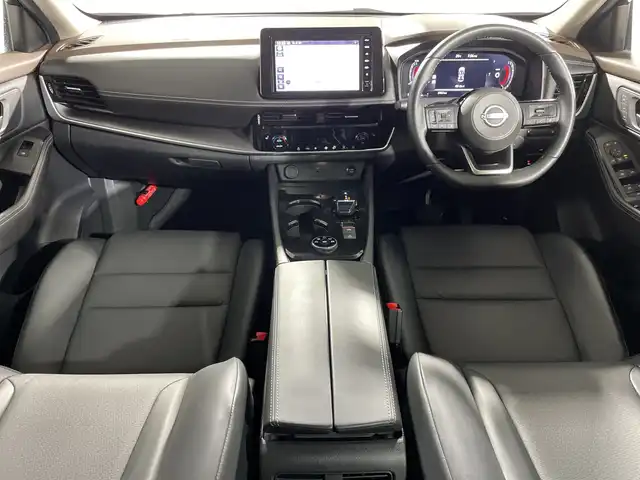 日産 エクストレイル X e－4ORCE 神奈川県 2022(令4)年 0.3万km ダイヤモンドブラック 純正９型メモリーナビゲーション【MM222D-L】/フルセグ　AM FM Bluetooth　HDMI/バックカメラ/４WD/７人乗り３列シート/シルバールーフレール/パワーバックドア/プロパイロット/ハイビームアシスト/インテリジェントクルーズコントロール/３６０度セーフティアシスト/インテリジェントエマージェンシーブレーキ/踏み間違い衝突防止アシスト/標識検知機能/前方衝突予測警報/ふらつき警報/車線逸脱防止支援システム/車線逸脱警報/後側方車両検知警報/後側方車両検知警報/後退時車両検知警報/ドライブモードセレクター/e-pedal/防水セルクロスシート/運転席パワーシート/１列目２列目シートヒーター/革巻きステアリング/ステアリングヒーター/センタートレイ証明/プッシュスタート/USB電源ソケット【１列目２列目】/純正前後ドライブレコーダー【ナビ連動】/純正ビルトインETC2.0【ナビ連動】/ダウンヒルアシストコントロール/電動パーキングアシスト　オートホールド/スマートキー/純正サイドシル　リアスポイラー/純正１８インチアルミホイール
