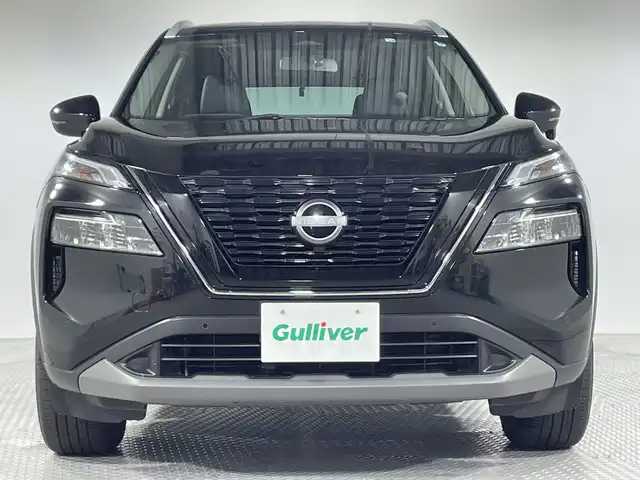 日産 エクストレイル X e－4ORCE 神奈川県 2022(令4)年 0.3万km ダイヤモンドブラック 純正９型メモリーナビゲーション【MM222D-L】/フルセグ　AM FM Bluetooth　HDMI/バックカメラ/４WD/７人乗り３列シート/シルバールーフレール/パワーバックドア/プロパイロット/ハイビームアシスト/インテリジェントクルーズコントロール/３６０度セーフティアシスト/インテリジェントエマージェンシーブレーキ/踏み間違い衝突防止アシスト/標識検知機能/前方衝突予測警報/ふらつき警報/車線逸脱防止支援システム/車線逸脱警報/後側方車両検知警報/後側方車両検知警報/後退時車両検知警報/ドライブモードセレクター/e-pedal/防水セルクロスシート/運転席パワーシート/１列目２列目シートヒーター/革巻きステアリング/ステアリングヒーター/センタートレイ証明/プッシュスタート/USB電源ソケット【１列目２列目】/純正前後ドライブレコーダー【ナビ連動】/純正ビルトインETC2.0【ナビ連動】/ダウンヒルアシストコントロール/電動パーキングアシスト　オートホールド/スマートキー/純正サイドシル　リアスポイラー/純正１８インチアルミホイール