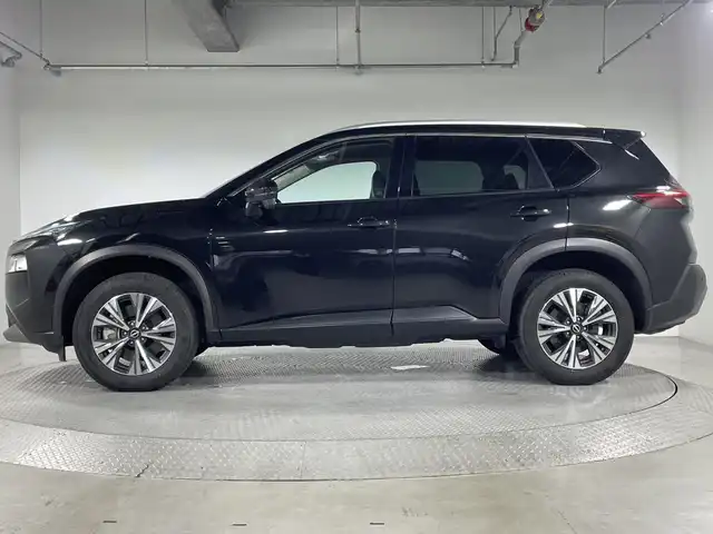 日産 エクストレイル X e－4ORCE 神奈川県 2022(令4)年 0.3万km ダイヤモンドブラック 純正９型メモリーナビゲーション【MM222D-L】/フルセグ　AM FM Bluetooth　HDMI/バックカメラ/４WD/７人乗り３列シート/シルバールーフレール/パワーバックドア/プロパイロット/ハイビームアシスト/インテリジェントクルーズコントロール/３６０度セーフティアシスト/インテリジェントエマージェンシーブレーキ/踏み間違い衝突防止アシスト/標識検知機能/前方衝突予測警報/ふらつき警報/車線逸脱防止支援システム/車線逸脱警報/後側方車両検知警報/後側方車両検知警報/後退時車両検知警報/ドライブモードセレクター/e-pedal/防水セルクロスシート/運転席パワーシート/１列目２列目シートヒーター/革巻きステアリング/ステアリングヒーター/センタートレイ証明/プッシュスタート/USB電源ソケット【１列目２列目】/純正前後ドライブレコーダー【ナビ連動】/純正ビルトインETC2.0【ナビ連動】/ダウンヒルアシストコントロール/電動パーキングアシスト　オートホールド/スマートキー/純正サイドシル　リアスポイラー/純正１８インチアルミホイール