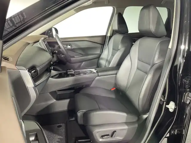 日産 エクストレイル X e－4ORCE 神奈川県 2022(令4)年 0.3万km ダイヤモンドブラック 純正９型メモリーナビゲーション【MM222D-L】/フルセグ　AM FM Bluetooth　HDMI/バックカメラ/４WD/７人乗り３列シート/シルバールーフレール/パワーバックドア/プロパイロット/ハイビームアシスト/インテリジェントクルーズコントロール/３６０度セーフティアシスト/インテリジェントエマージェンシーブレーキ/踏み間違い衝突防止アシスト/標識検知機能/前方衝突予測警報/ふらつき警報/車線逸脱防止支援システム/車線逸脱警報/後側方車両検知警報/後側方車両検知警報/後退時車両検知警報/ドライブモードセレクター/e-pedal/防水セルクロスシート/運転席パワーシート/１列目２列目シートヒーター/革巻きステアリング/ステアリングヒーター/センタートレイ証明/プッシュスタート/USB電源ソケット【１列目２列目】/純正前後ドライブレコーダー【ナビ連動】/純正ビルトインETC2.0【ナビ連動】/ダウンヒルアシストコントロール/電動パーキングアシスト　オートホールド/スマートキー/純正サイドシル　リアスポイラー/純正１８インチアルミホイール