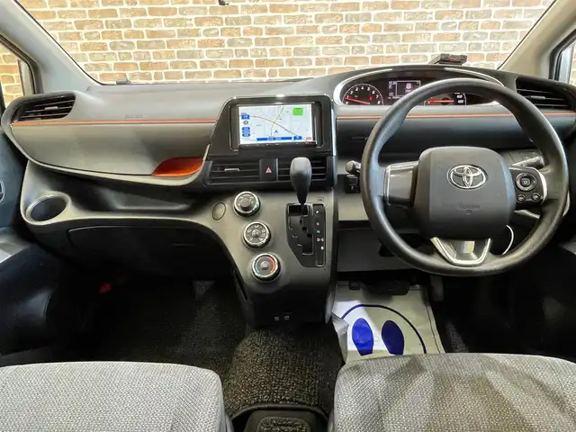 トヨタ シエンタ X 岩手県 2022(令4)年 8万km シルバーM ４WD/寒冷地仕様/６人乗り/左側パワースライドドア/トヨタセーフティセンスC/プリクラッシュセーフティ/レーンディパーチャーアラート/オートマチックハイビーム/先行者発進告知機能/クリアランスソナー/パーキングサポートブレーキ/社外ナビ/（Bluetooth/AUX/AM/FM）/バックカメラ/ETC/ドライブレコーダー/15インチスチールホイール　純正ホイールキャップ付き