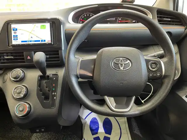 トヨタ シエンタ X 岩手県 2022(令4)年 8万km シルバーM ４WD/寒冷地仕様/６人乗り/左側パワースライドドア/トヨタセーフティセンスC/プリクラッシュセーフティ/レーンディパーチャーアラート/オートマチックハイビーム/先行者発進告知機能/クリアランスソナー/パーキングサポートブレーキ/社外ナビ/（Bluetooth/AUX/AM/FM）/バックカメラ/ETC/ドライブレコーダー/15インチスチールホイール　純正ホイールキャップ付き
