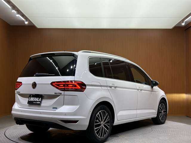 フォルクスワーゲン ゴルフ トゥーラン TDI プレミアム 千葉県 2018(平30)年 0.7万km オリックスホワイトパールエフェクト パノラマＳＲ　/黒革　/ＡＣＣ　/ＤｉｓｃｏｖｅｒＰｒｏナビ　/ＴＶ　/Ｂｌｕｅｔｏｏｔｈ接続　/Ｂカメラ　/シートヒーター　/電動シート　/電動リアゲート　/駐車支援システム　/衝突軽減Ｂ　/ＬＫＡ　/ＥＴＣ　/禁煙車