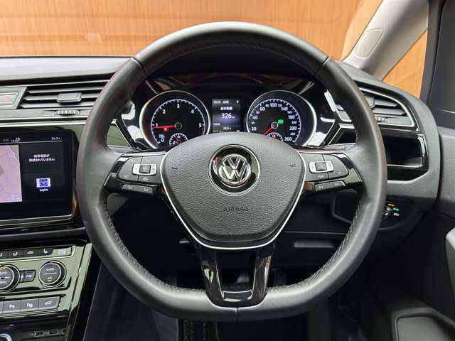 フォルクスワーゲン ゴルフ トゥーラン TDI プレミアム 千葉県 2018(平30)年 0.7万km オリックスホワイトパールエフェクト パノラマＳＲ　/黒革　/ＡＣＣ　/ＤｉｓｃｏｖｅｒＰｒｏナビ　/ＴＶ　/Ｂｌｕｅｔｏｏｔｈ接続　/Ｂカメラ　/シートヒーター　/電動シート　/電動リアゲート　/駐車支援システム　/衝突軽減Ｂ　/ＬＫＡ　/ＥＴＣ　/禁煙車