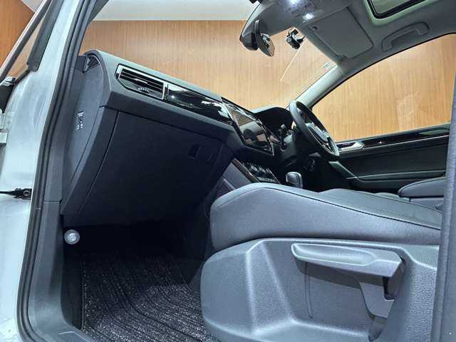 フォルクスワーゲン ゴルフ トゥーラン TDI プレミアム 千葉県 2018(平30)年 0.7万km オリックスホワイトパールエフェクト パノラマＳＲ　/黒革　/ＡＣＣ　/ＤｉｓｃｏｖｅｒＰｒｏナビ　/ＴＶ　/Ｂｌｕｅｔｏｏｔｈ接続　/Ｂカメラ　/シートヒーター　/電動シート　/電動リアゲート　/駐車支援システム　/衝突軽減Ｂ　/ＬＫＡ　/ＥＴＣ　/禁煙車