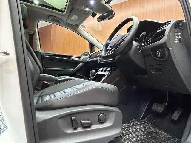フォルクスワーゲン ゴルフ トゥーラン TDI プレミアム 千葉県 2018(平30)年 0.7万km オリックスホワイトパールエフェクト パノラマＳＲ　/黒革　/ＡＣＣ　/ＤｉｓｃｏｖｅｒＰｒｏナビ　/ＴＶ　/Ｂｌｕｅｔｏｏｔｈ接続　/Ｂカメラ　/シートヒーター　/電動シート　/電動リアゲート　/駐車支援システム　/衝突軽減Ｂ　/ＬＫＡ　/ＥＴＣ　/禁煙車