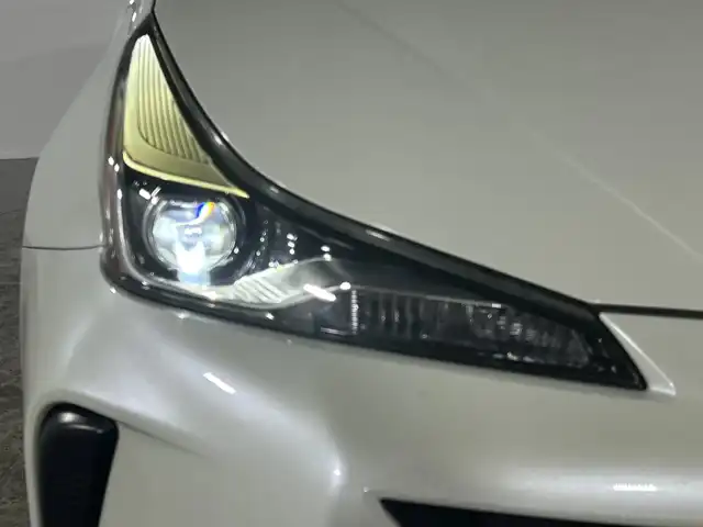 トヨタ プリウス S 福岡県 2019(平31)年 8.4万km ホワイトパールクリスタルシャイン 禁煙車/純正メモリナビ/・CD/SD/BT/ワンセグTV/・バックモニター/トヨタセーフティセンス/モデリスタエアロ/クリアランスソナー/革巻きステアリング/・ステアリングリモコン/LEDヘッドライト/・オートライト/ETC/純正フロアマット/純正ドアバイザー