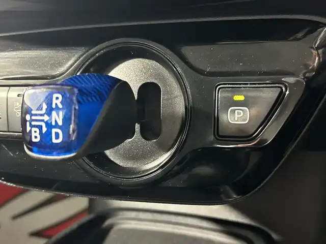 トヨタ プリウス S 福岡県 2019(平31)年 8.4万km ホワイトパールクリスタルシャイン 禁煙車/純正メモリナビ/・CD/SD/BT/ワンセグTV/・バックモニター/トヨタセーフティセンス/モデリスタエアロ/クリアランスソナー/革巻きステアリング/・ステアリングリモコン/LEDヘッドライト/・オートライト/ETC/純正フロアマット/純正ドアバイザー