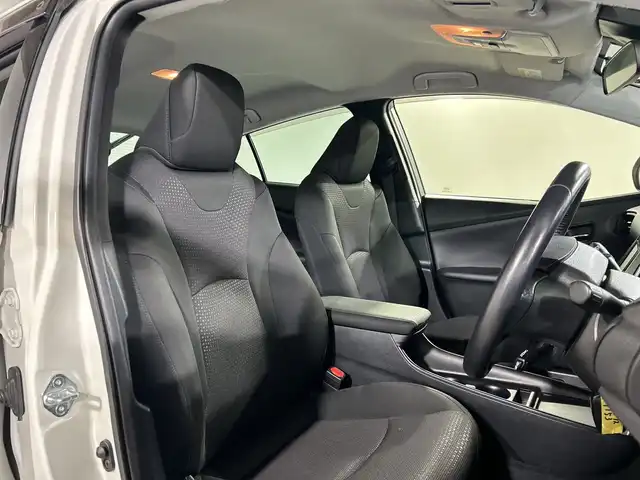 トヨタ プリウス S 福岡県 2019(平31)年 8.4万km ホワイトパールクリスタルシャイン 禁煙車/純正メモリナビ/・CD/SD/BT/ワンセグTV/・バックモニター/トヨタセーフティセンス/モデリスタエアロ/クリアランスソナー/革巻きステアリング/・ステアリングリモコン/LEDヘッドライト/・オートライト/ETC/純正フロアマット/純正ドアバイザー