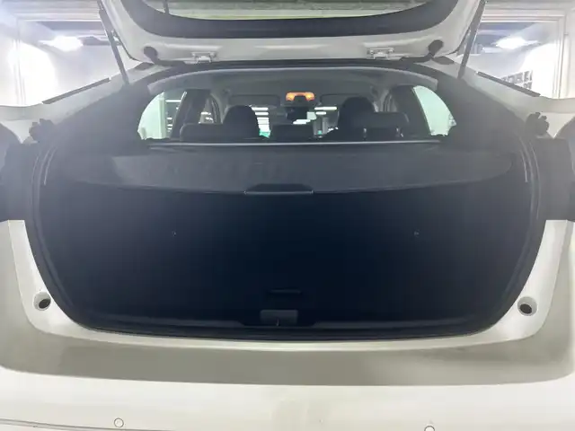 トヨタ プリウス S 福岡県 2019(平31)年 8.4万km ホワイトパールクリスタルシャイン 禁煙車/純正メモリナビ/・CD/SD/BT/ワンセグTV/・バックモニター/トヨタセーフティセンス/モデリスタエアロ/クリアランスソナー/革巻きステアリング/・ステアリングリモコン/LEDヘッドライト/・オートライト/ETC/純正フロアマット/純正ドアバイザー