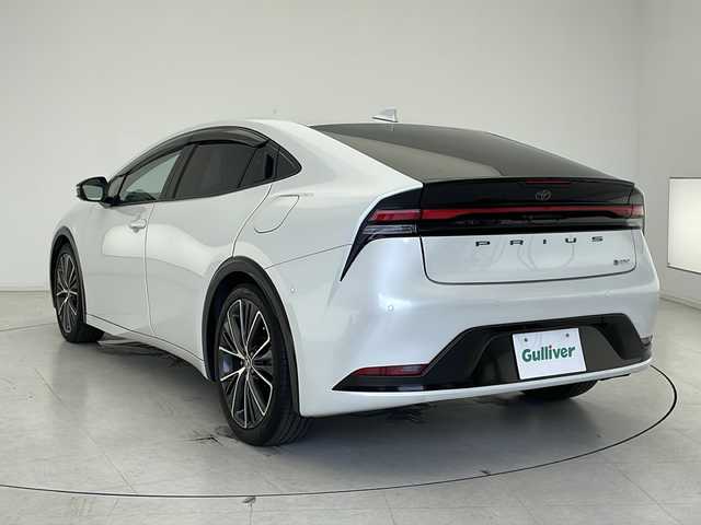 トヨタ プリウス Z 千葉県 2023(令5)年 3万km プラチナホワイトパールマイカ 全方位カメラ/ビルトインＥＴＣ２．０/エアシート/パワーシート/シートヒーター/メモリーシート/純正ディスプレイオーディオ/ステアリングヒーター/パワーバックドア/純正フロアマット/純正アルミホイール/トヨタセーフティーセンス/プリクラッシュセーフティー/レーンディパーチャーアラート/クリアランスソナー/レーダークルーズコントロール/オートハイビーム/プッシュスタート/スマートキー/ステアリングスイッチ/フォグランプ/ウィンカーミラー