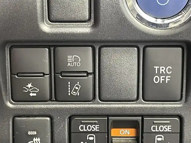トヨタ エスクァイア ハイブリッド Gi プレミアムパッケージ ブラックテーラード 埼玉県 2021(令3)年 5.6万km ホワイトパールクリスタルシャイン 純正10インチナビ　/ CD DVD 地デジTV Bluetooth HDMI/フリップダウンモニター　/バックカメラ　/プリクラッシュセーフティ/クルーズコントロール　/ドラレコ　/ビルトインＥＴＣ　/シートヒーター　/ステアリングヒーター　/LEDオートライト