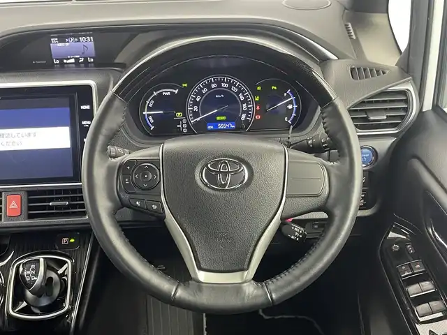 トヨタ エスクァイア ハイブリッド Gi プレミアムパッケージ ブラックテーラード 埼玉県 2021(令3)年 5.6万km ホワイトパールクリスタルシャイン 純正10インチナビ　/ CD DVD 地デジTV Bluetooth HDMI/フリップダウンモニター　/バックカメラ　/プリクラッシュセーフティ/クルーズコントロール　/ドラレコ　/ビルトインＥＴＣ　/シートヒーター　/ステアリングヒーター　/LEDオートライト