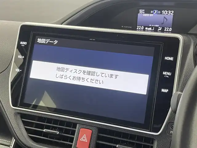 トヨタ エスクァイア ハイブリッド Gi プレミアムパッケージ ブラックテーラード 埼玉県 2021(令3)年 5.6万km ホワイトパールクリスタルシャイン 純正10インチナビ　/ CD DVD 地デジTV Bluetooth HDMI/フリップダウンモニター　/バックカメラ　/プリクラッシュセーフティ/クルーズコントロール　/ドラレコ　/ビルトインＥＴＣ　/シートヒーター　/ステアリングヒーター　/LEDオートライト