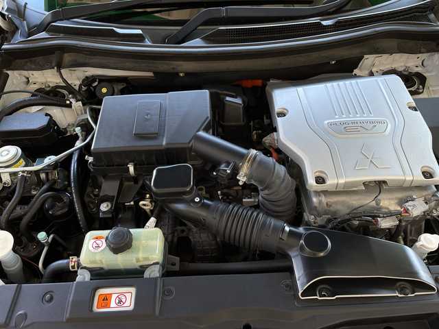 三菱 アウトランダー ＰＨＥＶ G セーフティパッケージ 新潟県 2017(平29)年 10.1万km シルキーホワイト 4WD/社外ナビ/　　フルセグ/CD/DVD/BT/アラウンドビューモニター/レーダークルーズコントロール/LEDオートライト/オートマチックハイビーム/ハーフレザーシート/パワーシート/シートヒーター/ステアリングスイッチ/パドルシフト/BSM/スマートキー/ETC
