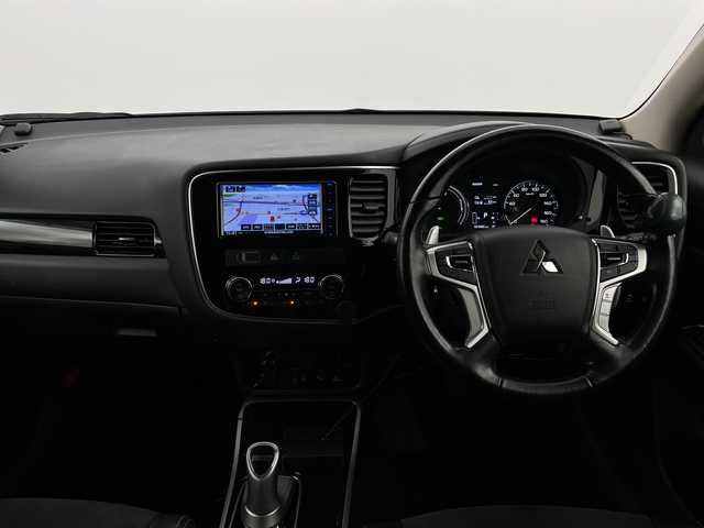 三菱 アウトランダー ＰＨＥＶ G セーフティパッケージ 新潟県 2017(平29)年 10.1万km シルキーホワイト 4WD/社外ナビ/　　フルセグ/CD/DVD/BT/アラウンドビューモニター/レーダークルーズコントロール/LEDオートライト/オートマチックハイビーム/ハーフレザーシート/パワーシート/シートヒーター/ステアリングスイッチ/パドルシフト/BSM/スマートキー/ETC