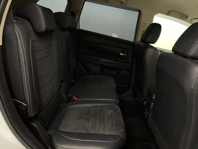 三菱 アウトランダー ＰＨＥＶ G セーフティパッケージ 新潟県 2017(平29)年 10.1万km シルキーホワイト 4WD/社外ナビ/　　フルセグ/CD/DVD/BT/アラウンドビューモニター/レーダークルーズコントロール/LEDオートライト/オートマチックハイビーム/ハーフレザーシート/パワーシート/シートヒーター/ステアリングスイッチ/パドルシフト/BSM/スマートキー/ETC