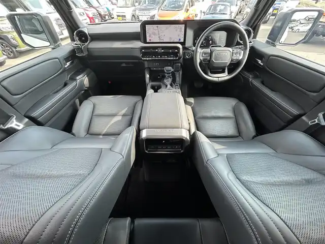 トヨタ ランドクルーザー ２５０ VX 愛知県 2024(令6)年 1.3万km プラチナホワイトパールマイカ サンルーフ/丸目ヘッドライト/ディスプレイオーディオナビ/FM/AM/フルセグTV/BT/Miracast/USB/アラウンドビューモニター/クリアランスソナー/ブラインドスポットモニター/フォグランプ/パワーバックドア/パワーハッチ/デジタルインナーミラー/前席シートヒーター/ルーフレール/衝突被害軽減ブレーキ/スマートキー/トヨタチームメイト/ブラインドスポットモニター/レーダークルーズコントロール（追従走行あり）/本革シート/パーキングサポートブレーキ/純正フロアマット/プッシュスタート/純正18インチアルミホイール