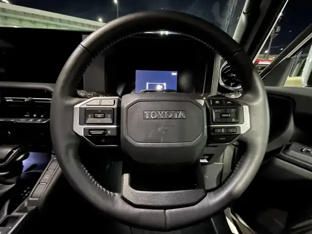 トヨタ ランドクルーザー ２５０ VX 愛知県 2024(令6)年 1.3万km プラチナホワイトパールマイカ サンルーフ/丸目ヘッドライト/ディスプレイオーディオナビ/FM/AM/フルセグTV/BT/Miracast/USB/アラウンドビューモニター/クリアランスソナー/ブラインドスポットモニター/フォグランプ/パワーバックドア/パワーハッチ/デジタルインナーミラー/前席シートヒーター/ルーフレール/衝突被害軽減ブレーキ/スマートキー/トヨタチームメイト/ブラインドスポットモニター/レーダークルーズコントロール（追従走行あり）/本革シート/パーキングサポートブレーキ/純正フロアマット/プッシュスタート/純正18インチアルミホイール