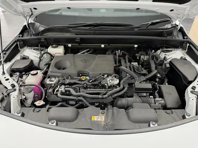 トヨタ ハリアー ハイブリッド Z レザーパッケージ 三重県 2023(令5)年 1.3万km プラチナホワイトパールマイカ ハイブリッド/FF/MTモード付フロアCVT/純正 12.3インチナビ/（AM/FM/TV/Bluetooth/USB/iPod/CarPlay/AndroidAuto/Miracast）/【OP】パノラミックビューモニター（床下透過表示機能付）/モデリスタエアロ（F/S/R下）/JBLプレミアムサウンドシステム（9スピーカー＆アンプ）/ドライブレコーダー 前後（デジタルミラー内蔵）/ETC2.0/Toyota Safety Sense/●プリクラッシュセーフティ/●レーントレーシングアシスト/●レーダークルコン/●アダプティブハイビームシステム/●ロードサインアシスト/・ドライバー異常時対応システム/・先行車発進告知機能/・ブラインドスポットモニター/・パーキングサポートブレーキ（前後静止物、後方接近車両）/など/装備/・デジタルインナーミラー（前後録画機能付）/・カラーヘッドアップディスプレイ/・ハンズフリーパワーバックドア/・本革シート（黒）/・シートヒーター＋ベンチレーション（D/N）/・ステアリングヒーター/・パワーシート（D8way（4wayランバーサポート付）/N4way）/・左右独立オートエアコン/・オートワイパー/・純正18inAW/など