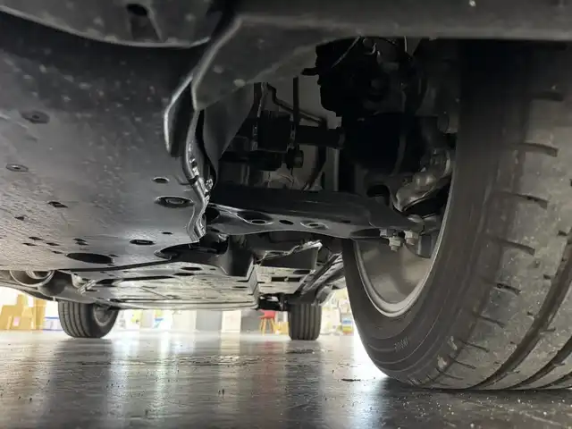 トヨタ ハリアー ハイブリッド Z レザーパッケージ 三重県 2023(令5)年 1.3万km プラチナホワイトパールマイカ ハイブリッド/FF/MTモード付フロアCVT/純正 12.3インチナビ/（AM/FM/TV/Bluetooth/USB/iPod/CarPlay/AndroidAuto/Miracast）/【OP】パノラミックビューモニター（床下透過表示機能付）/モデリスタエアロ（F/S/R下）/JBLプレミアムサウンドシステム（9スピーカー＆アンプ）/ドライブレコーダー 前後（デジタルミラー内蔵）/ETC2.0/Toyota Safety Sense/●プリクラッシュセーフティ/●レーントレーシングアシスト/●レーダークルコン/●アダプティブハイビームシステム/●ロードサインアシスト/・ドライバー異常時対応システム/・先行車発進告知機能/・ブラインドスポットモニター/・パーキングサポートブレーキ（前後静止物、後方接近車両）/など/装備/・デジタルインナーミラー（前後録画機能付）/・カラーヘッドアップディスプレイ/・ハンズフリーパワーバックドア/・本革シート（黒）/・シートヒーター＋ベンチレーション（D/N）/・ステアリングヒーター/・パワーシート（D8way（4wayランバーサポート付）/N4way）/・左右独立オートエアコン/・オートワイパー/・純正18inAW/など