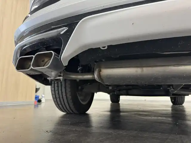 トヨタ ハリアー ハイブリッド Z レザーパッケージ 三重県 2023(令5)年 1.3万km プラチナホワイトパールマイカ ハイブリッド/FF/MTモード付フロアCVT/純正 12.3インチナビ/（AM/FM/TV/Bluetooth/USB/iPod/CarPlay/AndroidAuto/Miracast）/【OP】パノラミックビューモニター（床下透過表示機能付）/モデリスタエアロ（F/S/R下）/JBLプレミアムサウンドシステム（9スピーカー＆アンプ）/ドライブレコーダー 前後（デジタルミラー内蔵）/ETC2.0/Toyota Safety Sense/●プリクラッシュセーフティ/●レーントレーシングアシスト/●レーダークルコン/●アダプティブハイビームシステム/●ロードサインアシスト/・ドライバー異常時対応システム/・先行車発進告知機能/・ブラインドスポットモニター/・パーキングサポートブレーキ（前後静止物、後方接近車両）/など/装備/・デジタルインナーミラー（前後録画機能付）/・カラーヘッドアップディスプレイ/・ハンズフリーパワーバックドア/・本革シート（黒）/・シートヒーター＋ベンチレーション（D/N）/・ステアリングヒーター/・パワーシート（D8way（4wayランバーサポート付）/N4way）/・左右独立オートエアコン/・オートワイパー/・純正18inAW/など