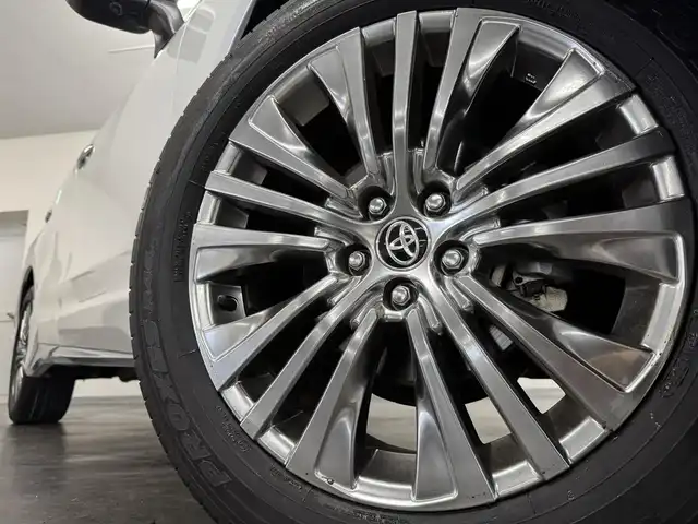 トヨタ ハリアー ハイブリッド Z レザーパッケージ 三重県 2023(令5)年 1.3万km プラチナホワイトパールマイカ ハイブリッド/FF/MTモード付フロアCVT/純正 12.3インチナビ/（AM/FM/TV/Bluetooth/USB/iPod/CarPlay/AndroidAuto/Miracast）/【OP】パノラミックビューモニター（床下透過表示機能付）/モデリスタエアロ（F/S/R下）/JBLプレミアムサウンドシステム（9スピーカー＆アンプ）/ドライブレコーダー 前後（デジタルミラー内蔵）/ETC2.0/Toyota Safety Sense/●プリクラッシュセーフティ/●レーントレーシングアシスト/●レーダークルコン/●アダプティブハイビームシステム/●ロードサインアシスト/・ドライバー異常時対応システム/・先行車発進告知機能/・ブラインドスポットモニター/・パーキングサポートブレーキ（前後静止物、後方接近車両）/など/装備/・デジタルインナーミラー（前後録画機能付）/・カラーヘッドアップディスプレイ/・ハンズフリーパワーバックドア/・本革シート（黒）/・シートヒーター＋ベンチレーション（D/N）/・ステアリングヒーター/・パワーシート（D8way（4wayランバーサポート付）/N4way）/・左右独立オートエアコン/・オートワイパー/・純正18inAW/など