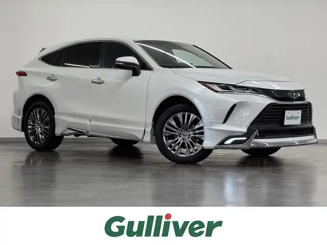トヨタ ハリアー ハイブリッド Z レザーパッケージ 三重県 2023(令5)年 1.3万km プラチナホワイトパールマイカ ハイブリッド/FF/MTモード付フロアCVT/純正 12.3インチナビ/（AM/FM/TV/Bluetooth/USB/iPod/CarPlay/AndroidAuto/Miracast）/【OP】パノラミックビューモニター（床下透過表示機能付）/モデリスタエアロ（F/S/R下）/JBLプレミアムサウンドシステム（9スピーカー＆アンプ）/ドライブレコーダー 前後（デジタルミラー内蔵）/ETC2.0/Toyota Safety Sense/●プリクラッシュセーフティ/●レーントレーシングアシスト/●レーダークルコン/●アダプティブハイビームシステム/●ロードサインアシスト/・ドライバー異常時対応システム/・先行車発進告知機能/・ブラインドスポットモニター/・パーキングサポートブレーキ（前後静止物、後方接近車両）/など/装備/・デジタルインナーミラー（前後録画機能付）/・カラーヘッドアップディスプレイ/・ハンズフリーパワーバックドア/・本革シート（黒）/・シートヒーター＋ベンチレーション（D/N）/・ステアリングヒーター/・パワーシート（D8way（4wayランバーサポート付）/N4way）/・左右独立オートエアコン/・オートワイパー/・純正18inAW/など
