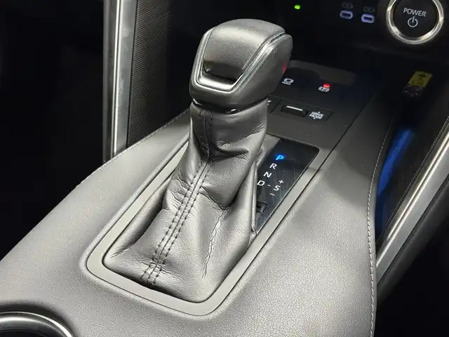 トヨタ ハリアー ハイブリッド Z レザーパッケージ 三重県 2023(令5)年 1.3万km プラチナホワイトパールマイカ ハイブリッド/FF/MTモード付フロアCVT/純正 12.3インチナビ/（AM/FM/TV/Bluetooth/USB/iPod/CarPlay/AndroidAuto/Miracast）/【OP】パノラミックビューモニター（床下透過表示機能付）/モデリスタエアロ（F/S/R下）/JBLプレミアムサウンドシステム（9スピーカー＆アンプ）/ドライブレコーダー 前後（デジタルミラー内蔵）/ETC2.0/Toyota Safety Sense/●プリクラッシュセーフティ/●レーントレーシングアシスト/●レーダークルコン/●アダプティブハイビームシステム/●ロードサインアシスト/・ドライバー異常時対応システム/・先行車発進告知機能/・ブラインドスポットモニター/・パーキングサポートブレーキ（前後静止物、後方接近車両）/など/装備/・デジタルインナーミラー（前後録画機能付）/・カラーヘッドアップディスプレイ/・ハンズフリーパワーバックドア/・本革シート（黒）/・シートヒーター＋ベンチレーション（D/N）/・ステアリングヒーター/・パワーシート（D8way（4wayランバーサポート付）/N4way）/・左右独立オートエアコン/・オートワイパー/・純正18inAW/など