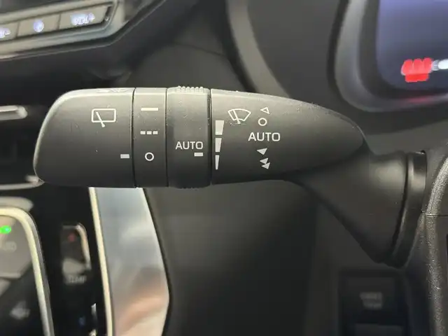 トヨタ ハリアー ハイブリッド Z レザーパッケージ 三重県 2023(令5)年 1.3万km プラチナホワイトパールマイカ ハイブリッド/FF/MTモード付フロアCVT/純正 12.3インチナビ/（AM/FM/TV/Bluetooth/USB/iPod/CarPlay/AndroidAuto/Miracast）/【OP】パノラミックビューモニター（床下透過表示機能付）/モデリスタエアロ（F/S/R下）/JBLプレミアムサウンドシステム（9スピーカー＆アンプ）/ドライブレコーダー 前後（デジタルミラー内蔵）/ETC2.0/Toyota Safety Sense/●プリクラッシュセーフティ/●レーントレーシングアシスト/●レーダークルコン/●アダプティブハイビームシステム/●ロードサインアシスト/・ドライバー異常時対応システム/・先行車発進告知機能/・ブラインドスポットモニター/・パーキングサポートブレーキ（前後静止物、後方接近車両）/など/装備/・デジタルインナーミラー（前後録画機能付）/・カラーヘッドアップディスプレイ/・ハンズフリーパワーバックドア/・本革シート（黒）/・シートヒーター＋ベンチレーション（D/N）/・ステアリングヒーター/・パワーシート（D8way（4wayランバーサポート付）/N4way）/・左右独立オートエアコン/・オートワイパー/・純正18inAW/など