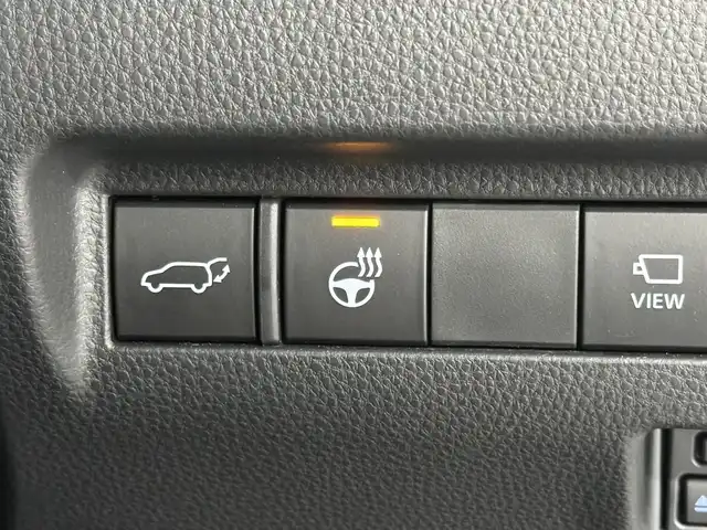 トヨタ ハリアー ハイブリッド Z レザーパッケージ 三重県 2023(令5)年 1.3万km プラチナホワイトパールマイカ ハイブリッド/FF/MTモード付フロアCVT/純正 12.3インチナビ/（AM/FM/TV/Bluetooth/USB/iPod/CarPlay/AndroidAuto/Miracast）/【OP】パノラミックビューモニター（床下透過表示機能付）/モデリスタエアロ（F/S/R下）/JBLプレミアムサウンドシステム（9スピーカー＆アンプ）/ドライブレコーダー 前後（デジタルミラー内蔵）/ETC2.0/Toyota Safety Sense/●プリクラッシュセーフティ/●レーントレーシングアシスト/●レーダークルコン/●アダプティブハイビームシステム/●ロードサインアシスト/・ドライバー異常時対応システム/・先行車発進告知機能/・ブラインドスポットモニター/・パーキングサポートブレーキ（前後静止物、後方接近車両）/など/装備/・デジタルインナーミラー（前後録画機能付）/・カラーヘッドアップディスプレイ/・ハンズフリーパワーバックドア/・本革シート（黒）/・シートヒーター＋ベンチレーション（D/N）/・ステアリングヒーター/・パワーシート（D8way（4wayランバーサポート付）/N4way）/・左右独立オートエアコン/・オートワイパー/・純正18inAW/など