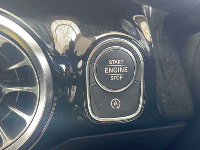 メルセデス・ベンツ ＧＬＡ２００ｄ 4マチック AMGライン 兵庫県 2021(令3)年 1.2万km マウンテングレー 軽油/ターボ/4WD/登録時走行距離11922km/レーダーセーフティパッケージ/純正10.25インチナビ/フルセグTV/全方位カメラ/純正前後ドライブレコーダー/キーレスゴー/コンビニエンスオープニング/クロージング機能/前席パワーシート/シートヒーター/パワーバックドア/マルチビームLEDヘッドランプ/アダプティブハイビームアシストプラス/カーボン調インパネ加飾/ETC2.0/純正フロアマット