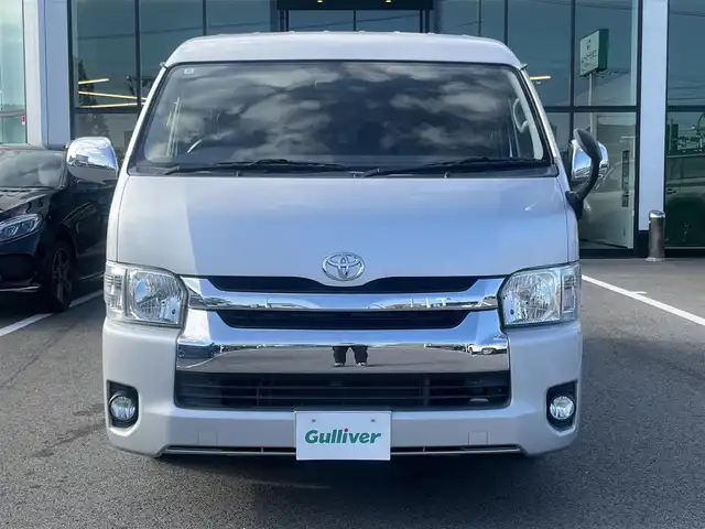 トヨタ ハイエース GL 愛媛県 2016(平28)年 5.6万km シルバーM 登録時走行距離：55299km/10人乗り/社外ナビ/AM/FM/ワンセグTV/DVD/CD/Bluetooth/ETC/バックカメラ/サイドアンダーミラー/サーキュレーター/後席背面ジュースホルダー/キセノンヘッドライト/フォグランプ/リモコンキー/純正フロアマット