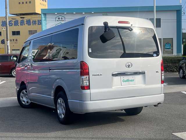 トヨタ ハイエース GL 愛媛県 2016(平28)年 5.6万km シルバーM 登録時走行距離：55299km/10人乗り/社外ナビ/AM/FM/ワンセグTV/DVD/CD/Bluetooth/ETC/バックカメラ/サイドアンダーミラー/サーキュレーター/後席背面ジュースホルダー/キセノンヘッドライト/フォグランプ/リモコンキー/純正フロアマット