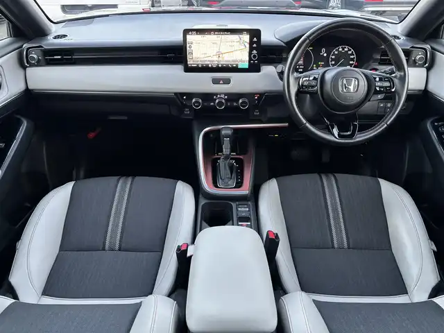 ホンダ ヴェゼル ハイブリッド e:HEV PLaY 愛知県 2023(令5)年 2.4万km メテオロイドグレーメタリック /禁煙//ワンオーナー//スカイルーフ//純正ナビ//BT/USB/フルセグ//バックカメラ//純正18AW//半革シート//シートヒーター（前席）//前後ドライブレコーダー//ETC2.0//置くだけ充電//電動リアゲート//ACC/CMBS/LTA/BSM/RSA//先行車発進お知らせ機能//横滑り防止装置//電子制御パーキングブレーキ//ブレーキホールド//LEDオートライト//オートハイビーム//オートリトラウィンカーミラー//本革巻きステアリング//ステアリングスイッチ//ステアリングヒーター//純正フロアマット//スペアスマートキー//新車時保証書//取扱説明書