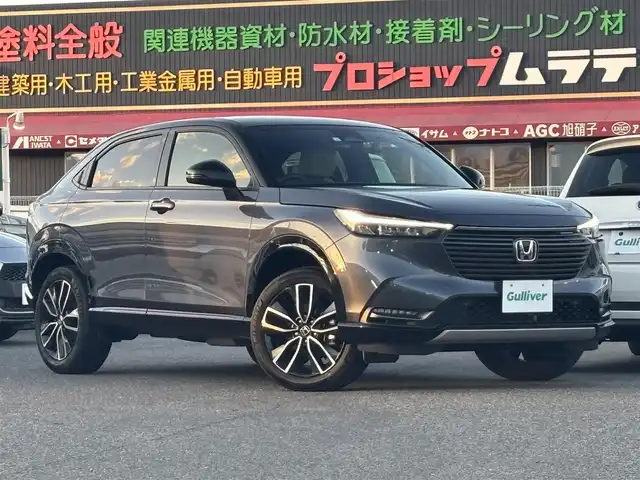 ホンダ ヴェゼル ハイブリッド e:HEV PLaY 愛知県 2023(令5)年 2.4万km メテオロイドグレーメタリック /禁煙//ワンオーナー//スカイルーフ//純正ナビ//BT/USB/フルセグ//バックカメラ//純正18AW//半革シート//シートヒーター（前席）//前後ドライブレコーダー//ETC2.0//置くだけ充電//電動リアゲート//ACC/CMBS/LTA/BSM/RSA//先行車発進お知らせ機能//横滑り防止装置//電子制御パーキングブレーキ//ブレーキホールド//LEDオートライト//オートハイビーム//オートリトラウィンカーミラー//本革巻きステアリング//ステアリングスイッチ//ステアリングヒーター//純正フロアマット//スペアスマートキー//新車時保証書//取扱説明書