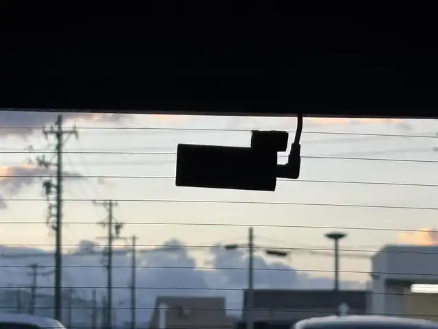 ホンダ ヴェゼル ハイブリッド e:HEV PLaY 愛知県 2023(令5)年 2.4万km メテオロイドグレーメタリック /禁煙//ワンオーナー//スカイルーフ//純正ナビ//BT/USB/フルセグ//バックカメラ//純正18AW//半革シート//シートヒーター（前席）//前後ドライブレコーダー//ETC2.0//置くだけ充電//電動リアゲート//ACC/CMBS/LTA/BSM/RSA//先行車発進お知らせ機能//横滑り防止装置//電子制御パーキングブレーキ//ブレーキホールド//LEDオートライト//オートハイビーム//オートリトラウィンカーミラー//本革巻きステアリング//ステアリングスイッチ//ステアリングヒーター//純正フロアマット//スペアスマートキー//新車時保証書//取扱説明書