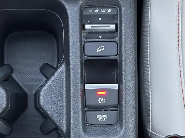 ホンダ ヴェゼル ハイブリッド e:HEV PLaY 愛知県 2023(令5)年 2.4万km メテオロイドグレーメタリック /禁煙//ワンオーナー//スカイルーフ//純正ナビ//BT/USB/フルセグ//バックカメラ//純正18AW//半革シート//シートヒーター（前席）//前後ドライブレコーダー//ETC2.0//置くだけ充電//電動リアゲート//ACC/CMBS/LTA/BSM/RSA//先行車発進お知らせ機能//横滑り防止装置//電子制御パーキングブレーキ//ブレーキホールド//LEDオートライト//オートハイビーム//オートリトラウィンカーミラー//本革巻きステアリング//ステアリングスイッチ//ステアリングヒーター//純正フロアマット//スペアスマートキー//新車時保証書//取扱説明書