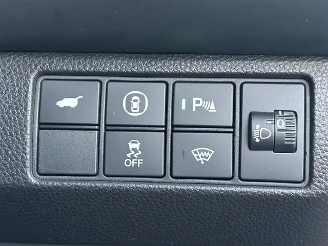 ホンダ ヴェゼル ハイブリッド e:HEV PLaY 愛知県 2023(令5)年 2.4万km メテオロイドグレーメタリック /禁煙//ワンオーナー//スカイルーフ//純正ナビ//BT/USB/フルセグ//バックカメラ//純正18AW//半革シート//シートヒーター（前席）//前後ドライブレコーダー//ETC2.0//置くだけ充電//電動リアゲート//ACC/CMBS/LTA/BSM/RSA//先行車発進お知らせ機能//横滑り防止装置//電子制御パーキングブレーキ//ブレーキホールド//LEDオートライト//オートハイビーム//オートリトラウィンカーミラー//本革巻きステアリング//ステアリングスイッチ//ステアリングヒーター//純正フロアマット//スペアスマートキー//新車時保証書//取扱説明書