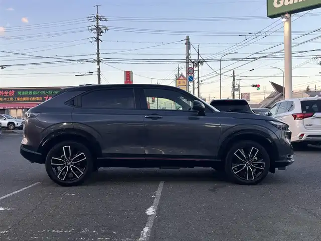 ホンダ ヴェゼル ハイブリッド e:HEV PLaY 愛知県 2023(令5)年 2.4万km メテオロイドグレーメタリック /禁煙//ワンオーナー//スカイルーフ//純正ナビ//BT/USB/フルセグ//バックカメラ//純正18AW//半革シート//シートヒーター（前席）//前後ドライブレコーダー//ETC2.0//置くだけ充電//電動リアゲート//ACC/CMBS/LTA/BSM/RSA//先行車発進お知らせ機能//横滑り防止装置//電子制御パーキングブレーキ//ブレーキホールド//LEDオートライト//オートハイビーム//オートリトラウィンカーミラー//本革巻きステアリング//ステアリングスイッチ//ステアリングヒーター//純正フロアマット//スペアスマートキー//新車時保証書//取扱説明書