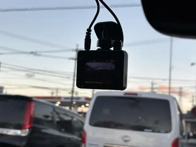 ホンダ ヴェゼル ハイブリッド e:HEV PLaY 愛知県 2023(令5)年 2.4万km メテオロイドグレーメタリック /禁煙//ワンオーナー//スカイルーフ//純正ナビ//BT/USB/フルセグ//バックカメラ//純正18AW//半革シート//シートヒーター（前席）//前後ドライブレコーダー//ETC2.0//置くだけ充電//電動リアゲート//ACC/CMBS/LTA/BSM/RSA//先行車発進お知らせ機能//横滑り防止装置//電子制御パーキングブレーキ//ブレーキホールド//LEDオートライト//オートハイビーム//オートリトラウィンカーミラー//本革巻きステアリング//ステアリングスイッチ//ステアリングヒーター//純正フロアマット//スペアスマートキー//新車時保証書//取扱説明書