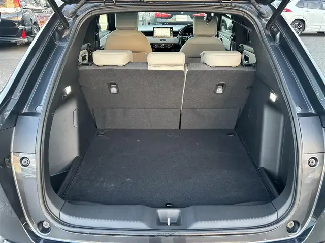 ホンダ ヴェゼル ハイブリッド e:HEV PLaY 愛知県 2023(令5)年 2.4万km メテオロイドグレーメタリック /禁煙//ワンオーナー//スカイルーフ//純正ナビ//BT/USB/フルセグ//バックカメラ//純正18AW//半革シート//シートヒーター（前席）//前後ドライブレコーダー//ETC2.0//置くだけ充電//電動リアゲート//ACC/CMBS/LTA/BSM/RSA//先行車発進お知らせ機能//横滑り防止装置//電子制御パーキングブレーキ//ブレーキホールド//LEDオートライト//オートハイビーム//オートリトラウィンカーミラー//本革巻きステアリング//ステアリングスイッチ//ステアリングヒーター//純正フロアマット//スペアスマートキー//新車時保証書//取扱説明書