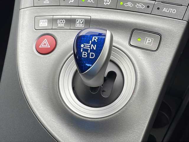 トヨタ プリウス S ツーリングセレクション 千葉県 2015(平27)年 2.9万km ブラック 純正ナビ/　CD/DVD/Bluetooth/TV/オートライト/フォグランプ/ビルトインETC/前席シートカバー/LEDライト/バックカメラ/電動格納ミラー/フロアマット/ドアバイザー/スマートキー/スタートボタン