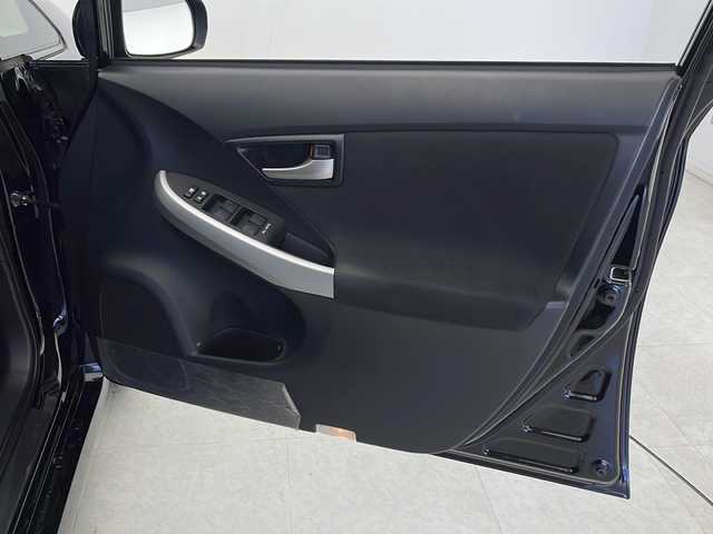 トヨタ プリウス S ツーリングセレクション 千葉県 2015(平27)年 2.9万km ブラック 純正ナビ/　CD/DVD/Bluetooth/TV/オートライト/フォグランプ/ビルトインETC/前席シートカバー/LEDライト/バックカメラ/電動格納ミラー/フロアマット/ドアバイザー/スマートキー/スタートボタン